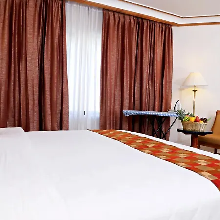 Gokulam Park Hotel Kochi Exterior photo